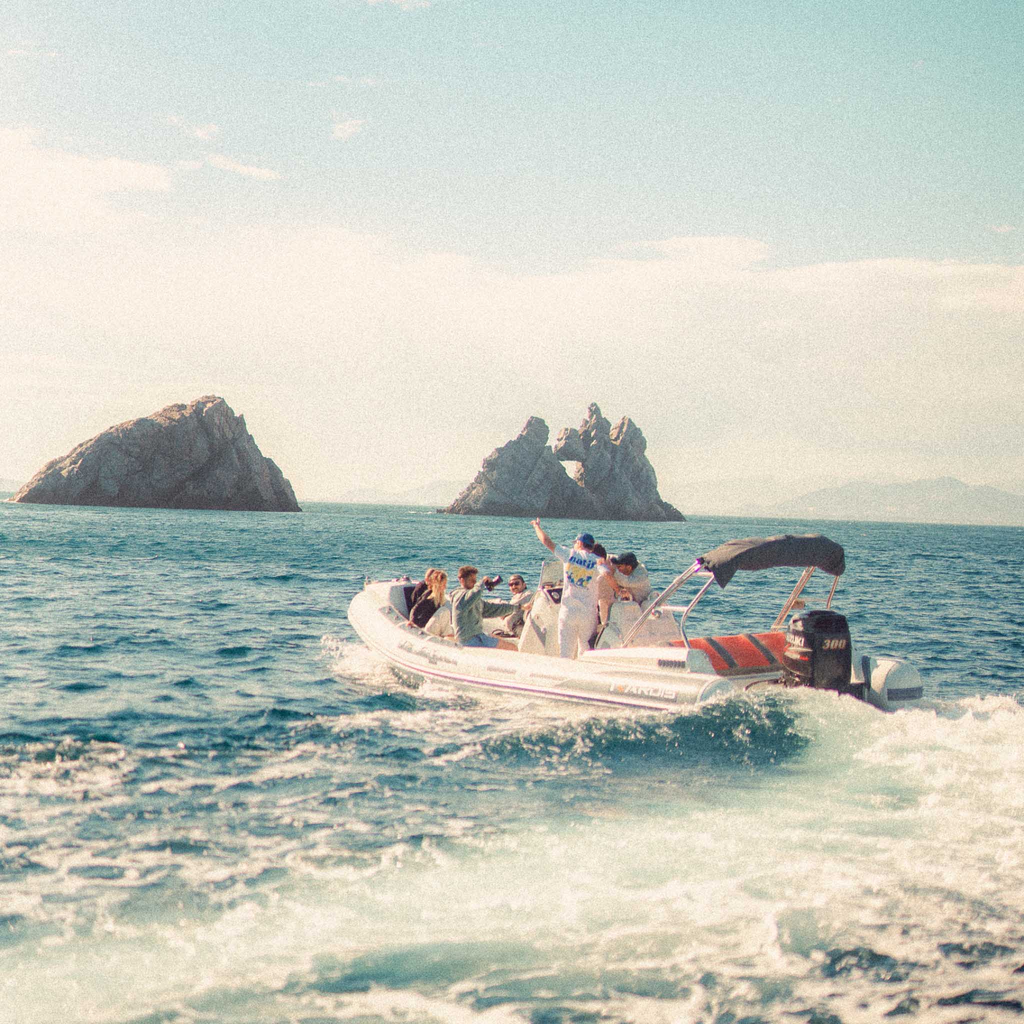 Kardis en mer à Hyères, location bateau haut de gamme chez Float