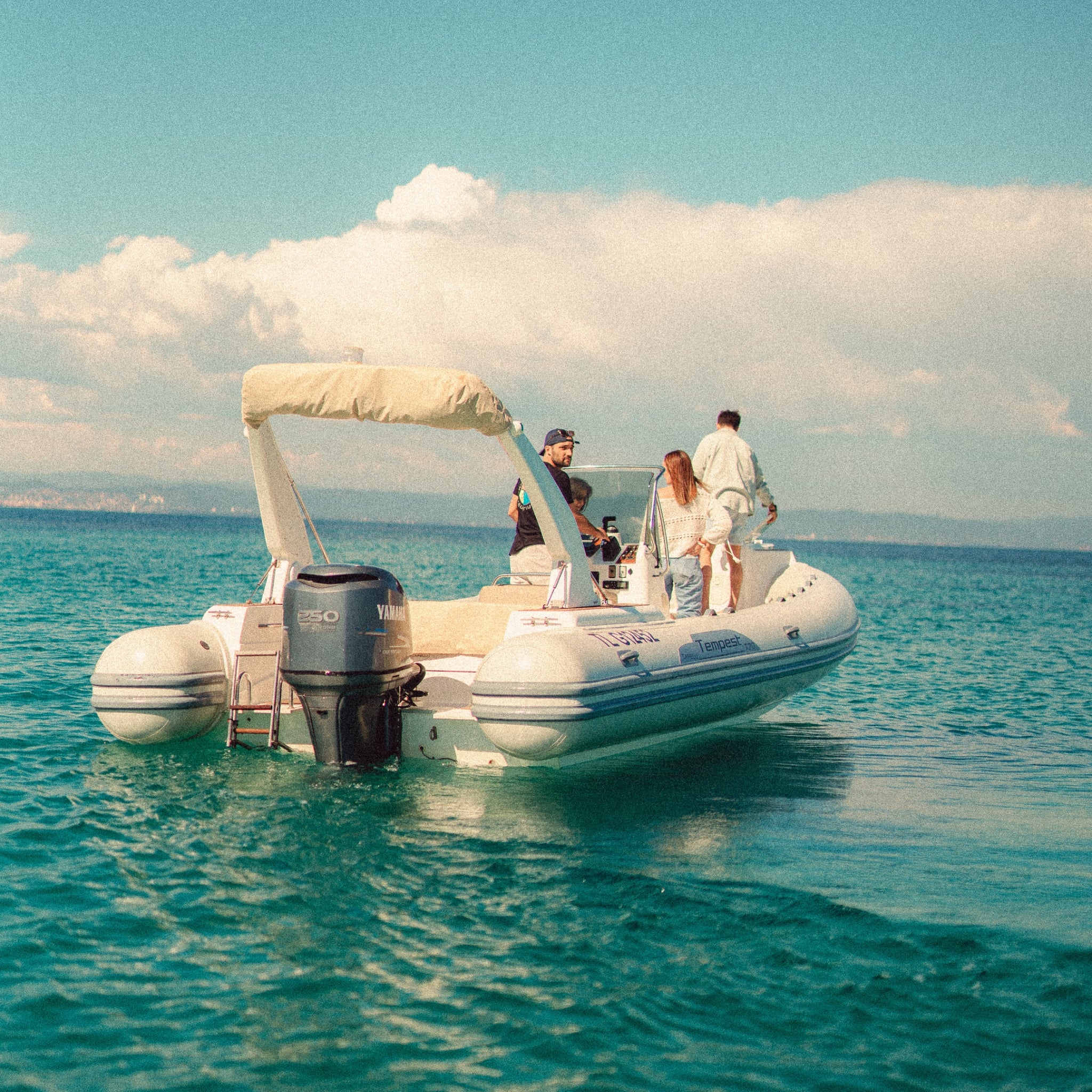 Bateau Capelli Tempest en mer à Hyères, location avec Float