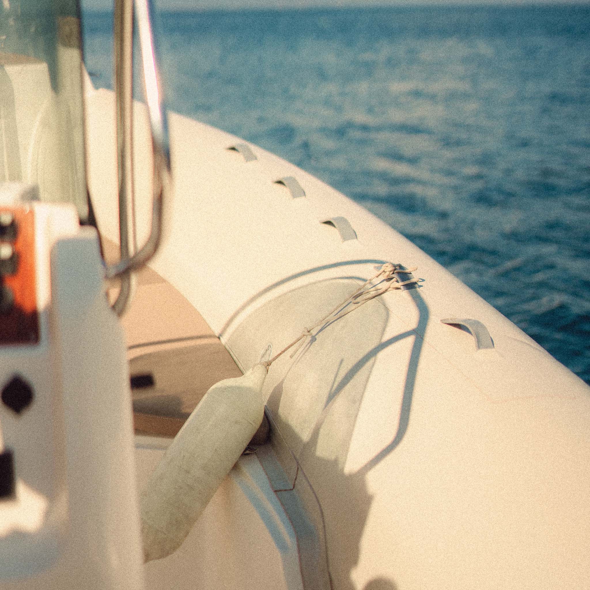 Intérieur bateau Capelli en location à Hyères, confort et espace à bord