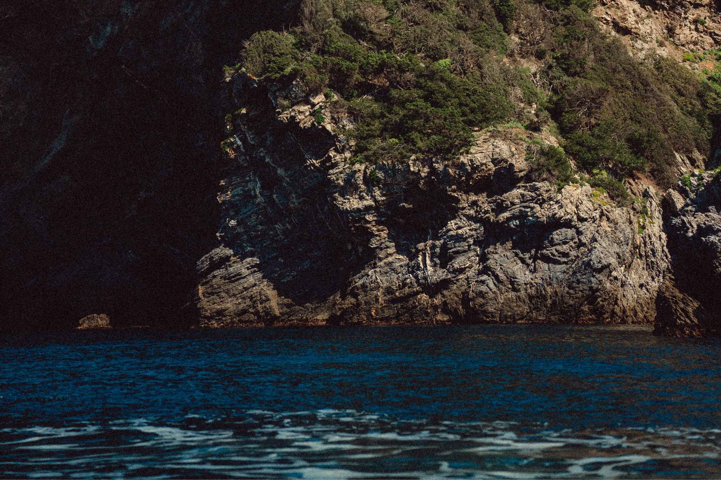 Criques sauvages du Var accessibles en location de bateau depuis Hyères