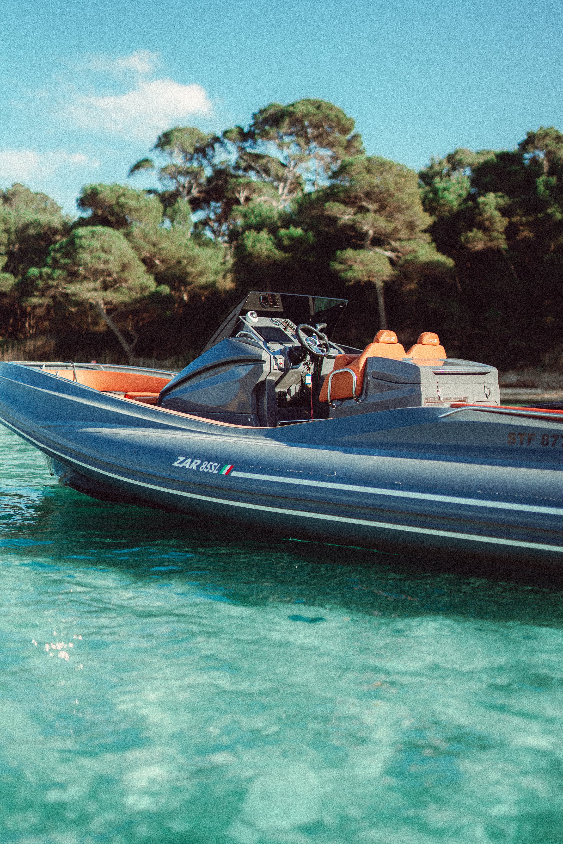 ZAR SL85 en mer à Hyères, location de semi-rigide haut de gamme vers Porquerolles