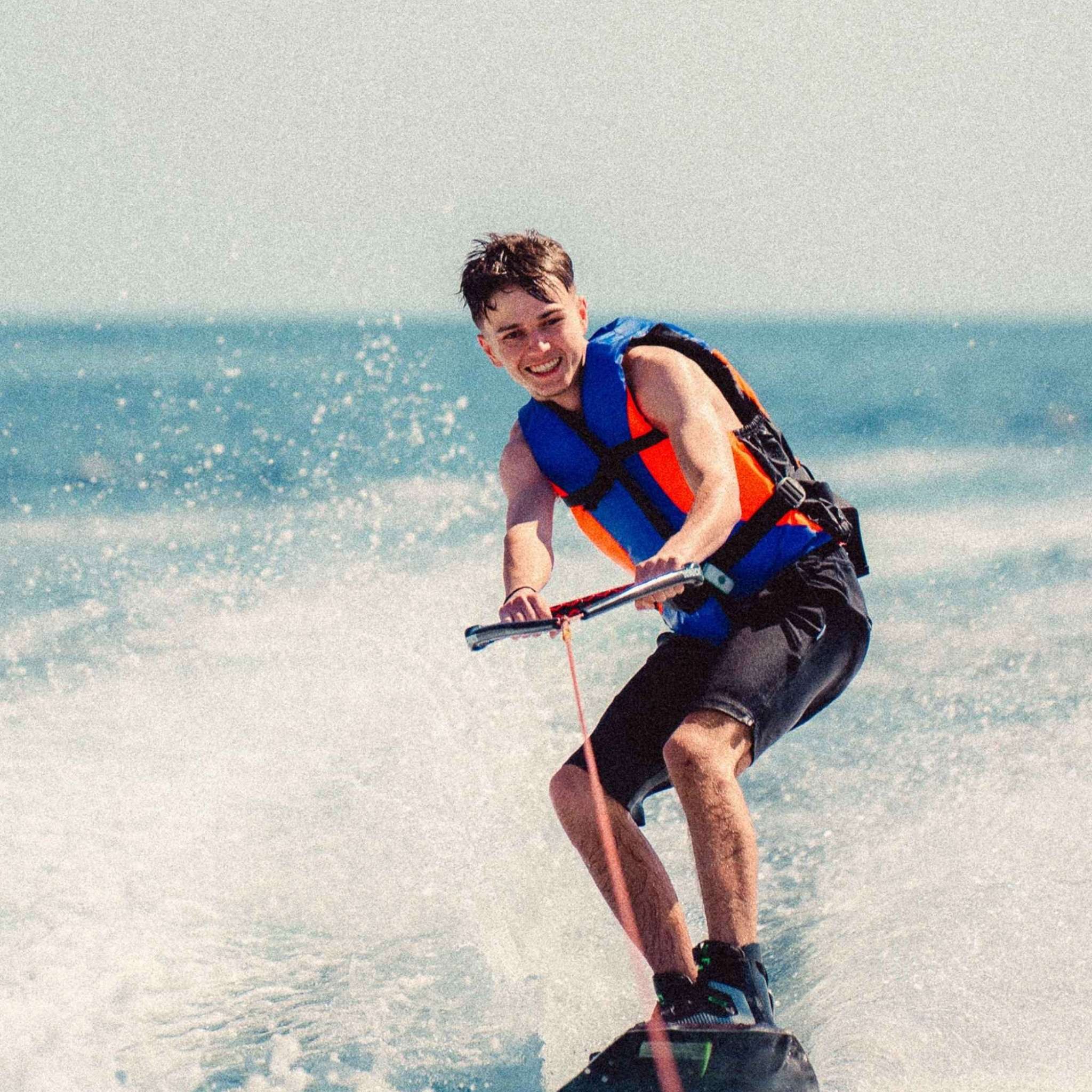Activités nautiques à Hyères en bateau semi-rigide, sortie fun entre amis avec Float