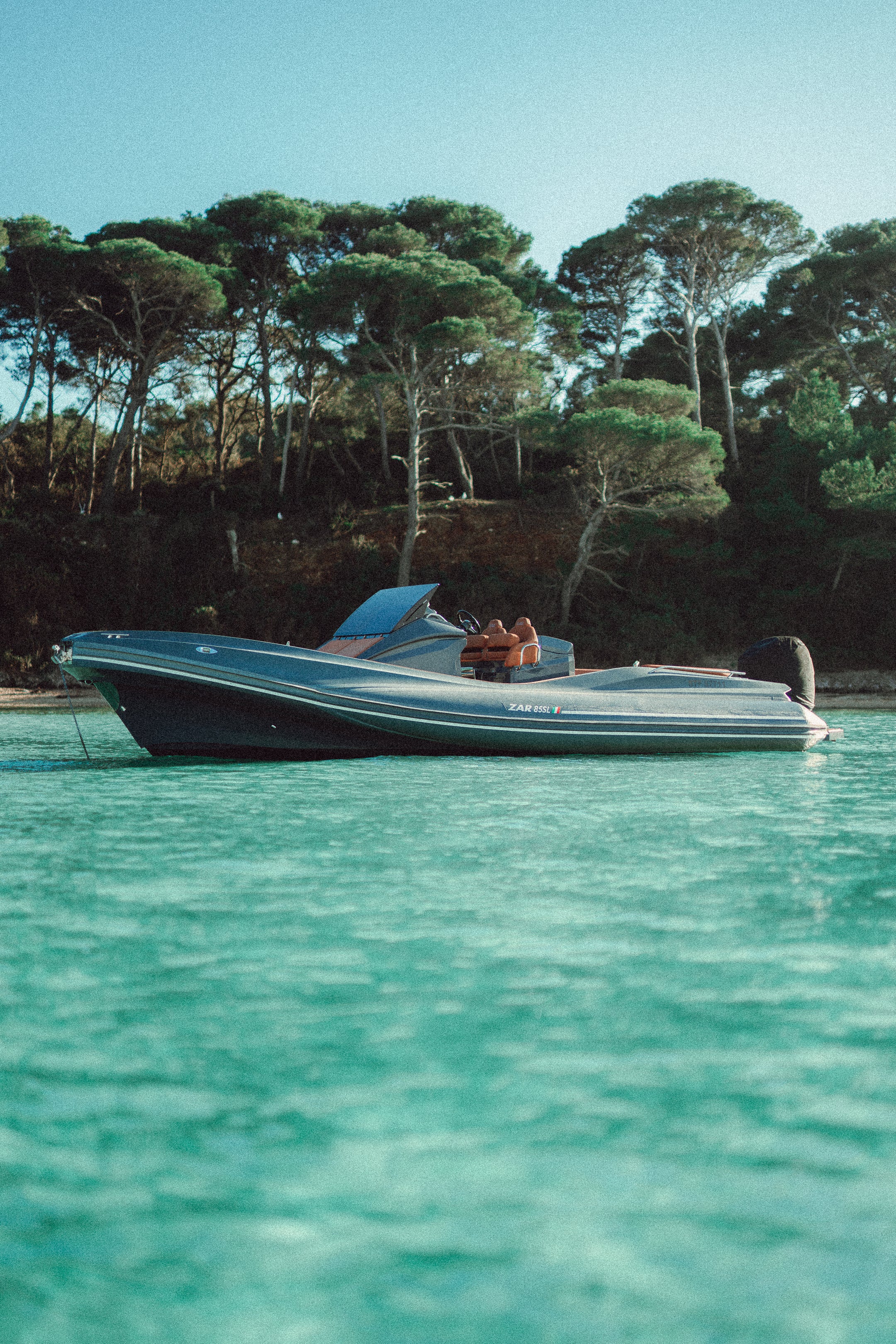 Bateau semi-rigide 400cv pour vos sorties détentes à Hyères