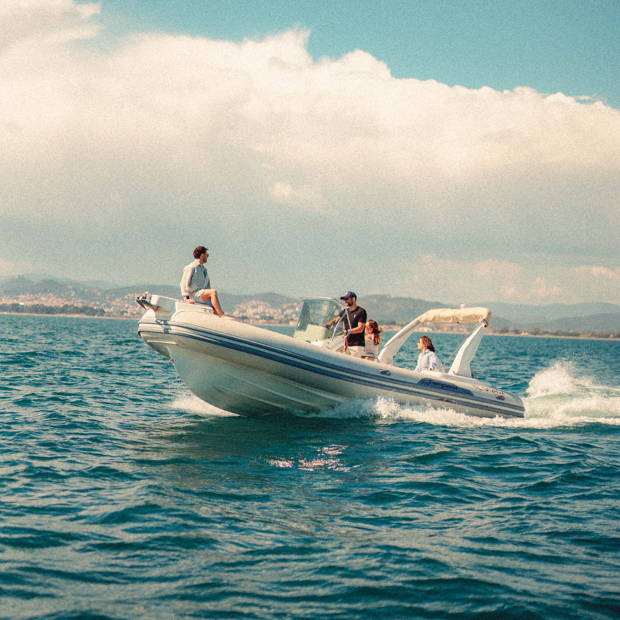 Location Capelli Tempest à Porquerolles depuis Hyères, semi-rigide Float
