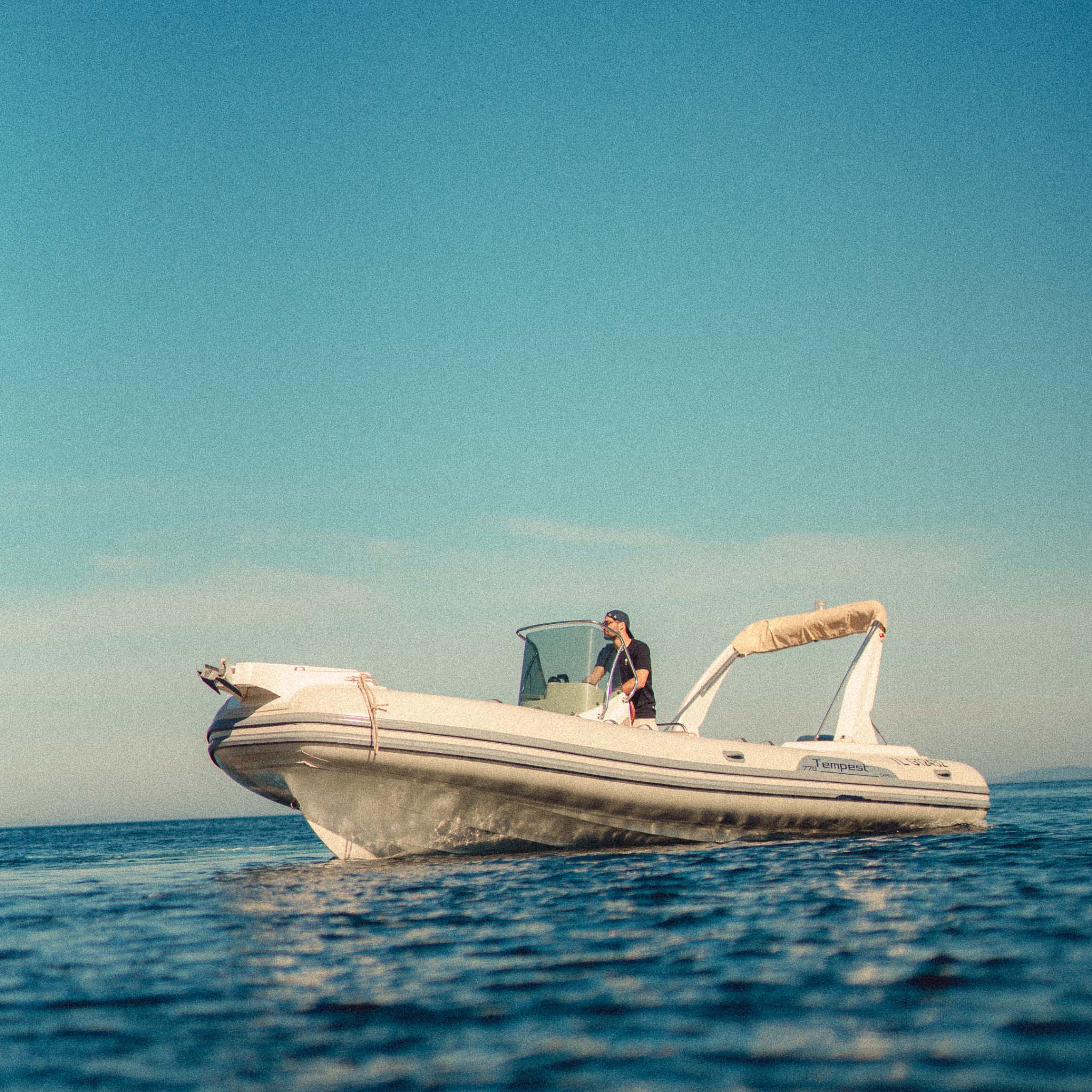 Semi-rigide Capelli en location à Hyères pour journée aux Îles d’Or