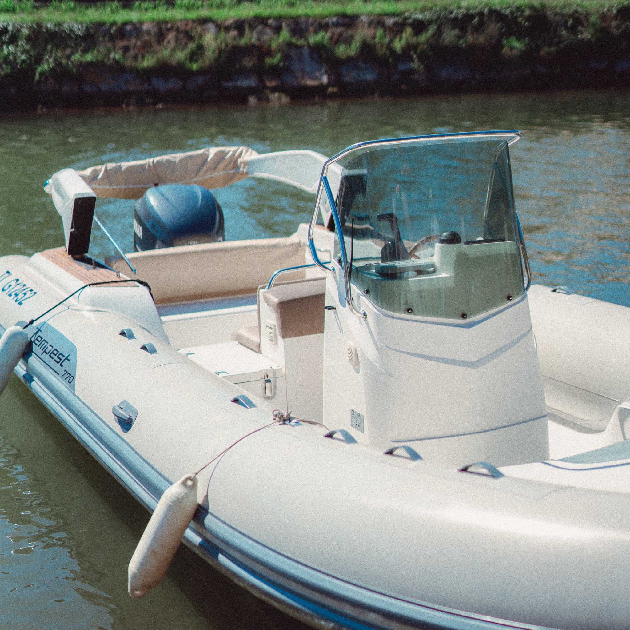 Semi-rigide Kardis 300cv en location à Hyères, bateau premium pour les Îles d’Or