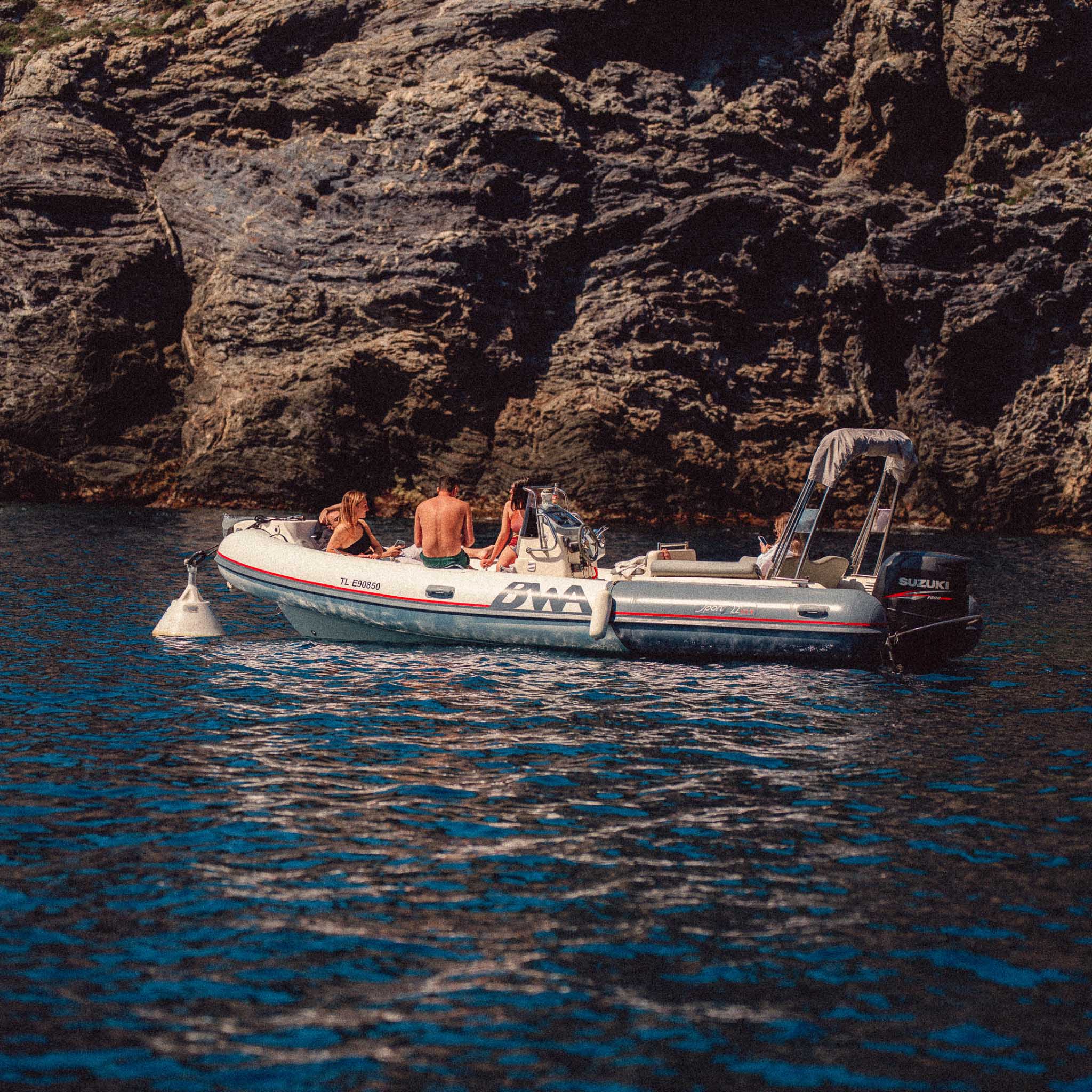 BWA 22 GT 175cv en mer à Hyères, bateau idéal pour les Îles d’Or