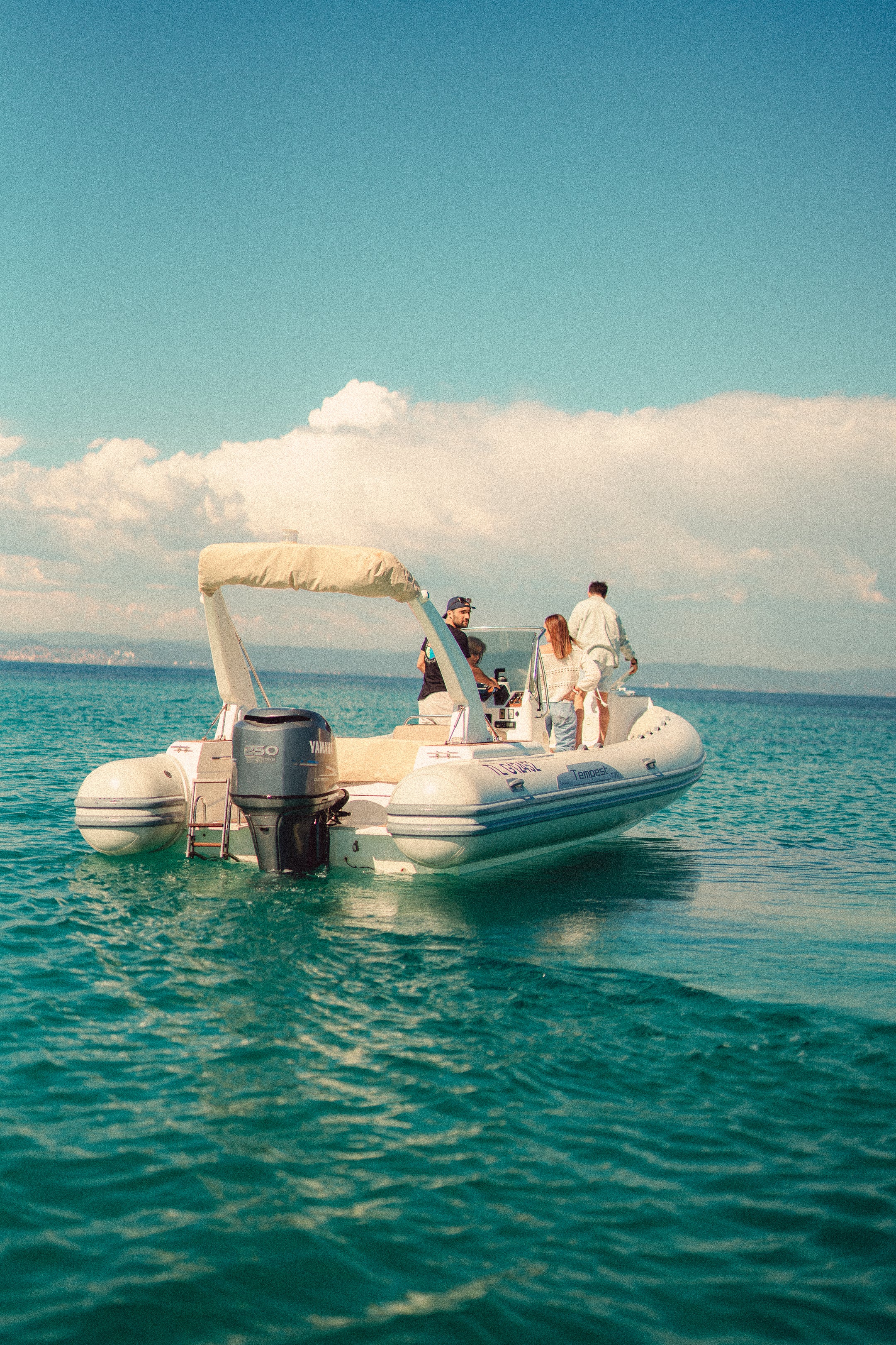 Location semi-rigide Capelli Tempest à Hyères pour sortie en mer en famille