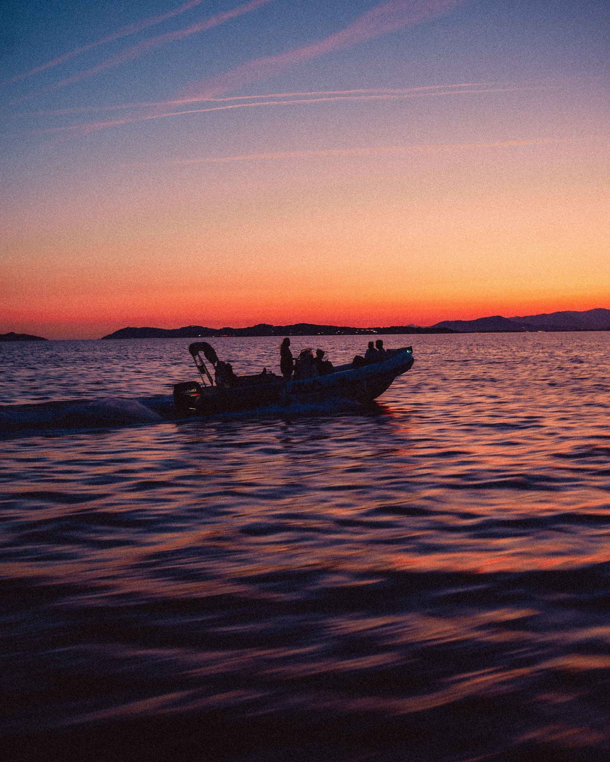 Sunset session en bateau semi-rigide à Hyères, coucher de soleil en mer avec Float